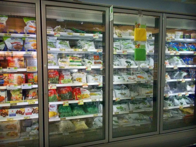 冷凍食品コーナーに商品がたくさん陳列されている