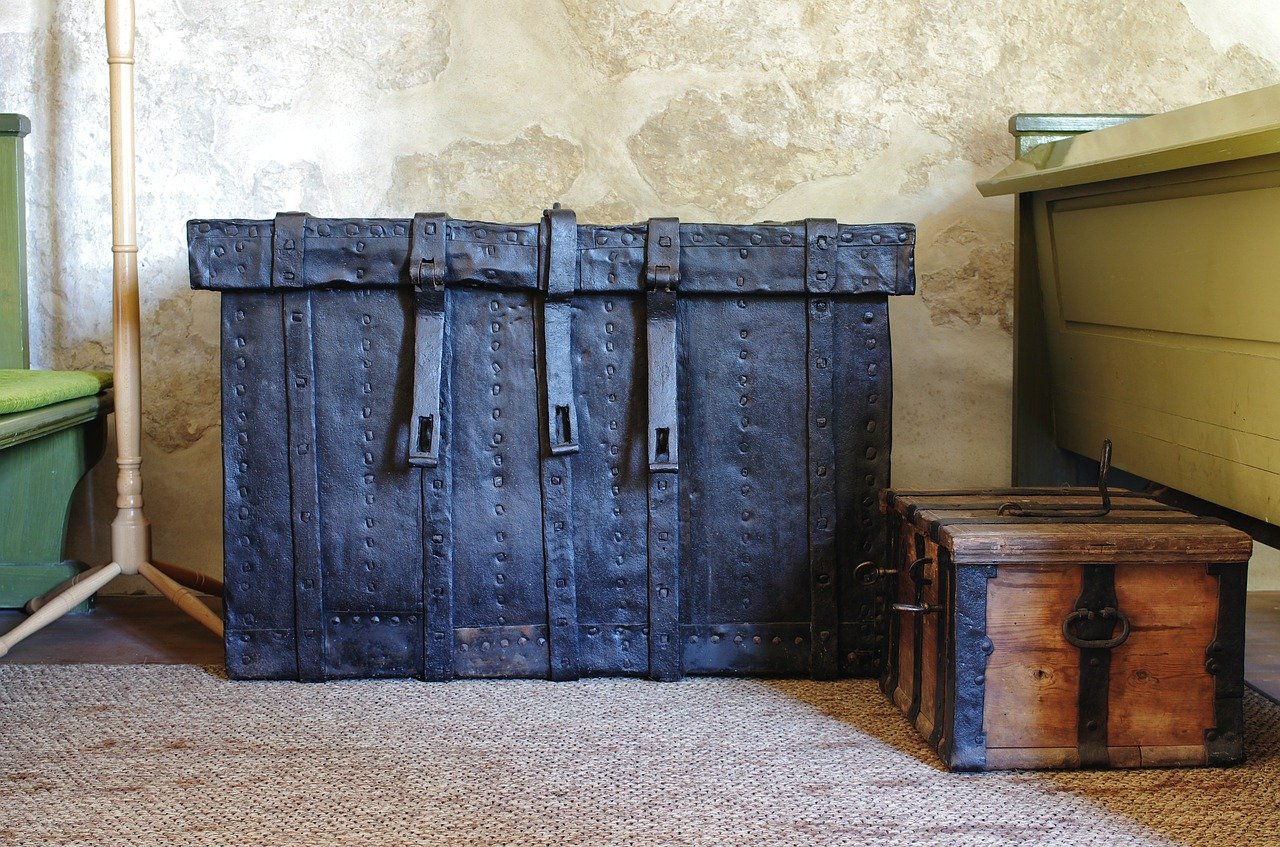 古い皮製の大きな道具入れと古い木箱