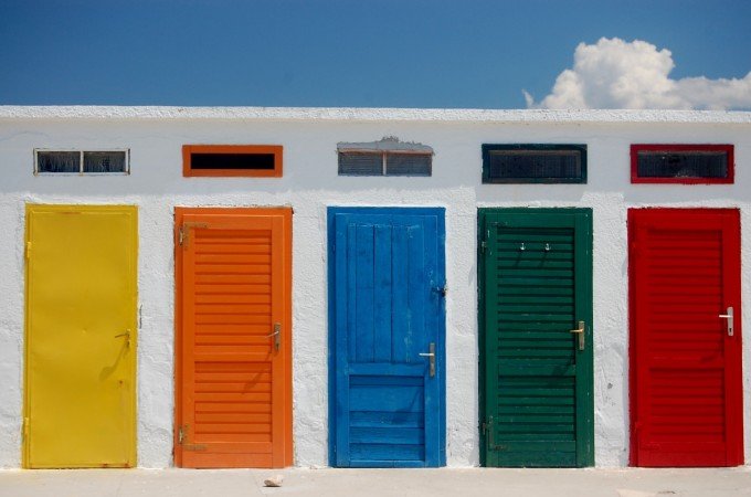 黄色、オレンジ、青、緑、赤のドア　青空　白壁
